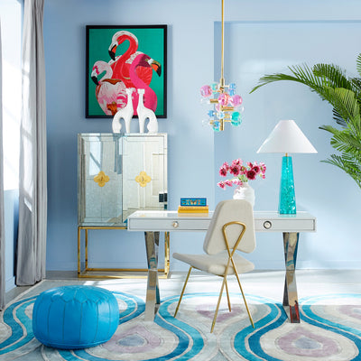 Jonathan Adler Barschrank Delphine, Schreibtisch Channing, Wandbild Flamingo, Deckenleuchte Globo bunt, Teppich und Tischlampe