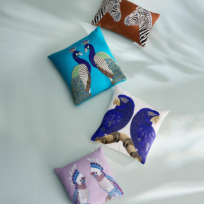 Jonathan Adler mit Perlen besticktes Kissen Macaw Papageien