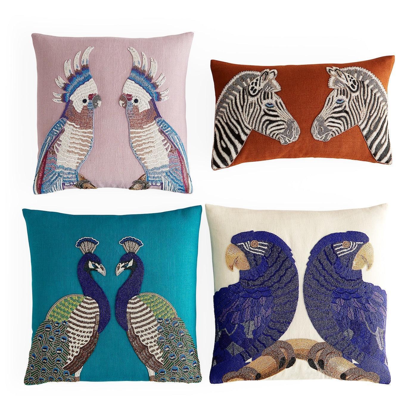 Jonathan Adler mit Perlen besticktes Kissen Macaw Papageien