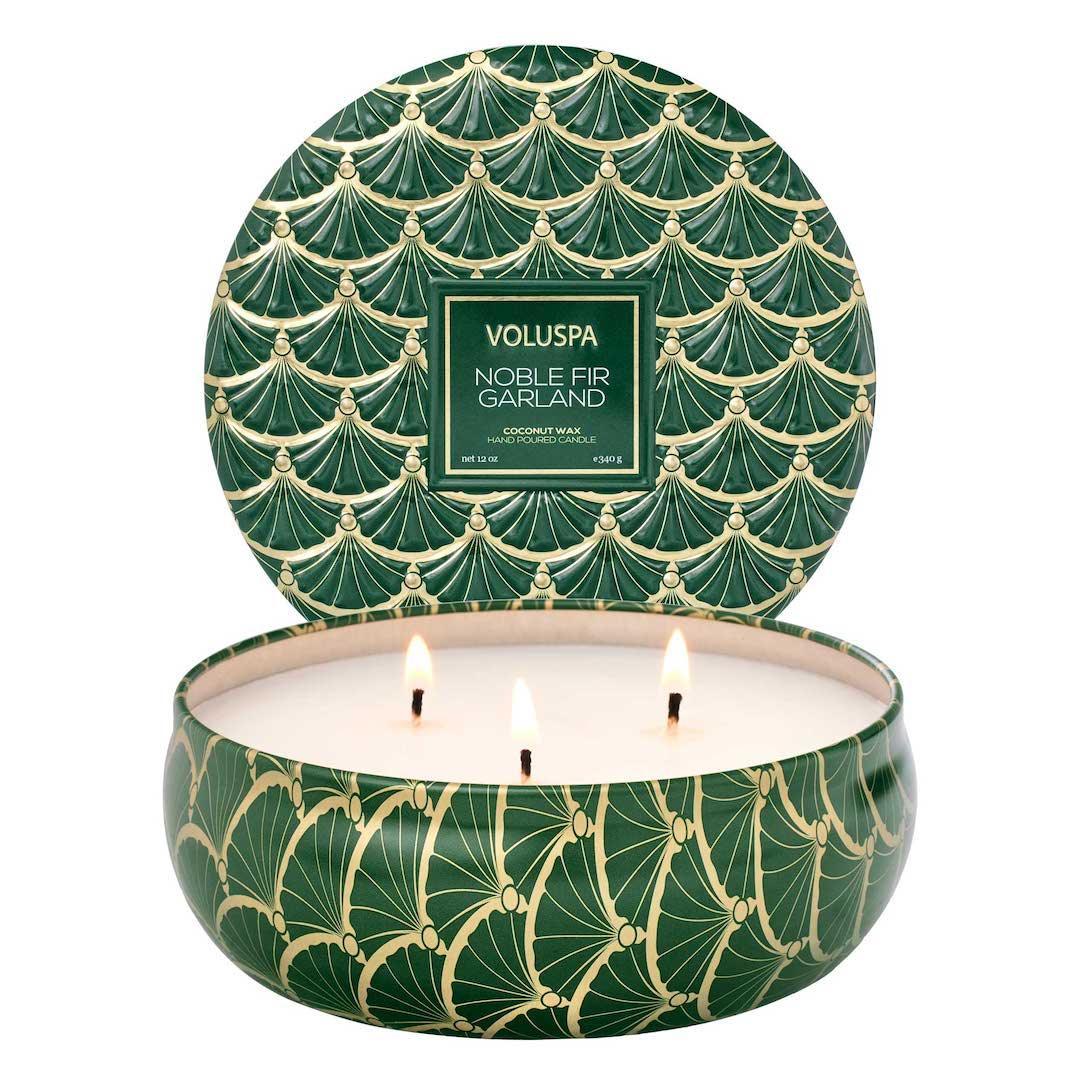 Voluspa 3-Docht Tin Duftkerze Noble Fir Garland Limited Holiday Edition