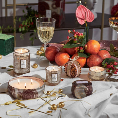 Voluspa Voluspa DUFTKERZE GILT POMANDER & HINOKI LIMITED HOLIDAY EDITION | PETITE PEDESTAL CANDLE Codeso Living