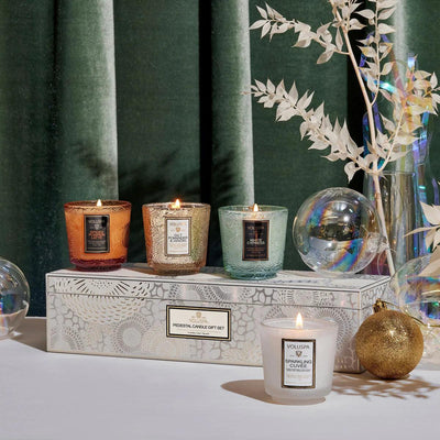 Voluspa Winter White Geschenkset mit 4 Pedestal Duftkerzen | Holiday Collection